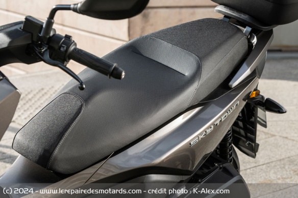 La selle biplace du Kymco Sky Town 125