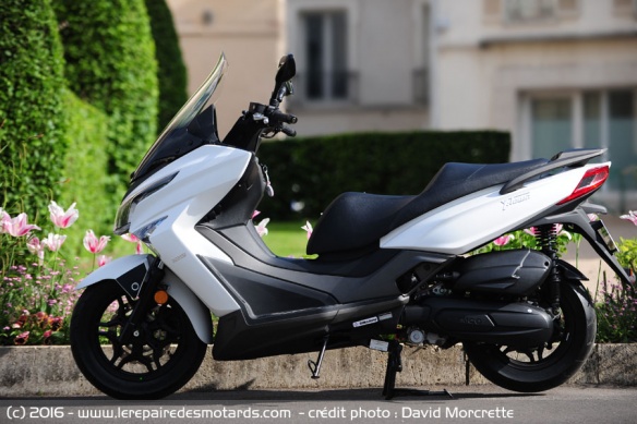 Kymco X-Town 125i de coté