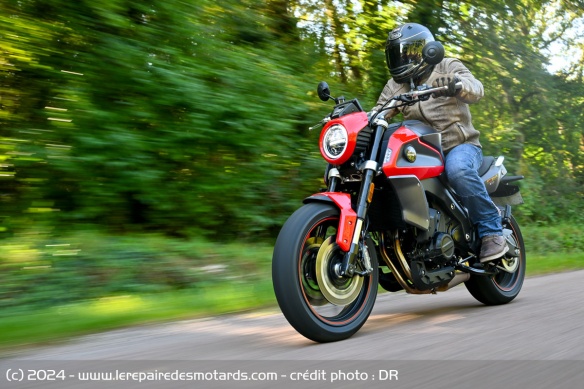 Comme tout roadster qui se respecte, la FR750 n'est pas vraiment voué aux longs trajets autoroutiers