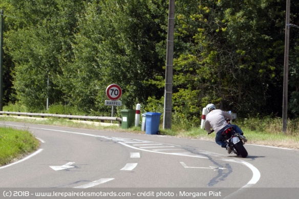 La MV Agusta Brutale 800 RR en courbe