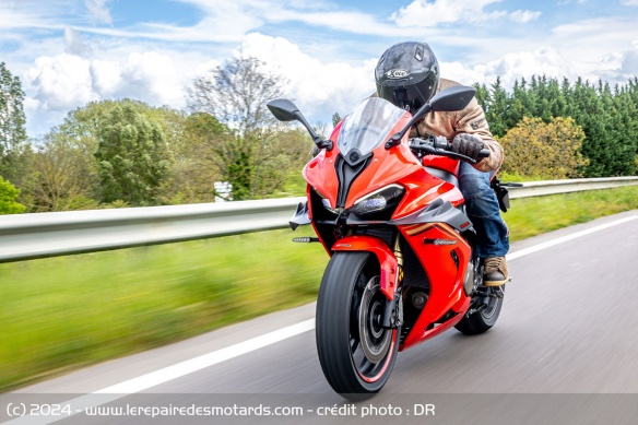 La SRK 800 RR pêche un peu au niveau de la protection de la bulle, comme beaucoup de sportives