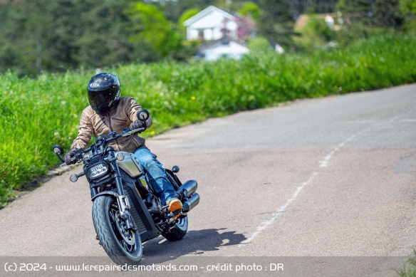 Equilibrée, la SRV 600 V s'emmène plutôt bien à basse vitesse