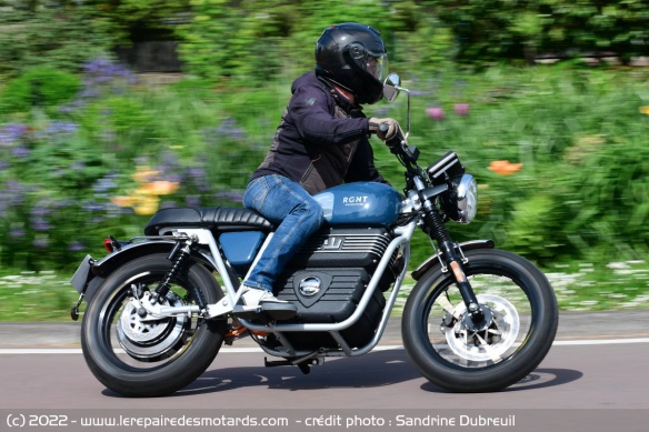 Une moto que l'on apprécie au fil du temps malgré un confort spartiate