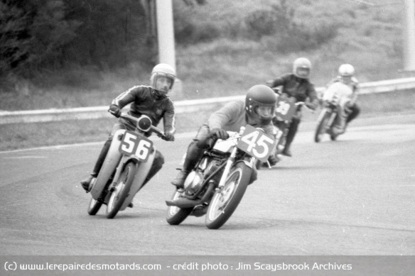 Position de détente pour Laing derrière un Peter Hagan à l'attaque sur sa Yamaha à Sandown Park en 1972