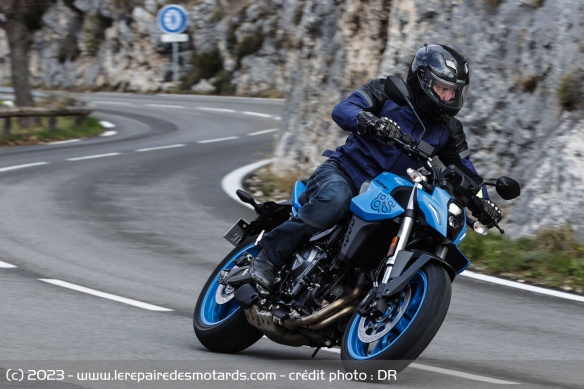 La Suzuki GSX-8S est à l'aise dans les enchainements de virages