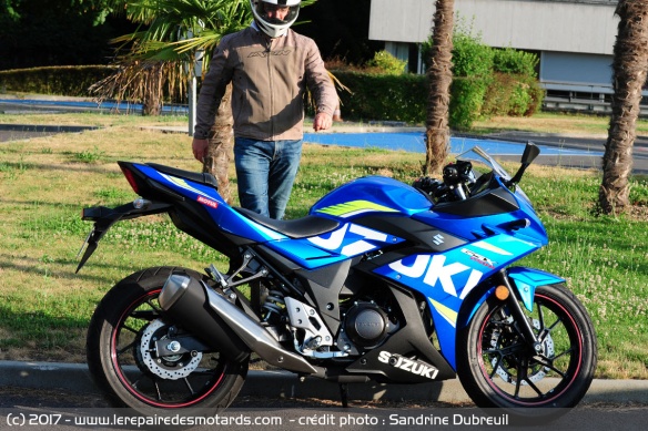 Suzuki GSX-250 R en ville