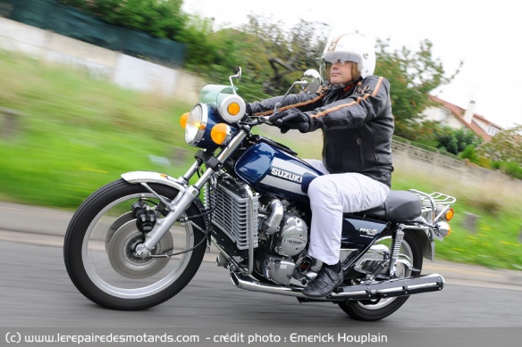 On jubile sur sa belle Suzuki.