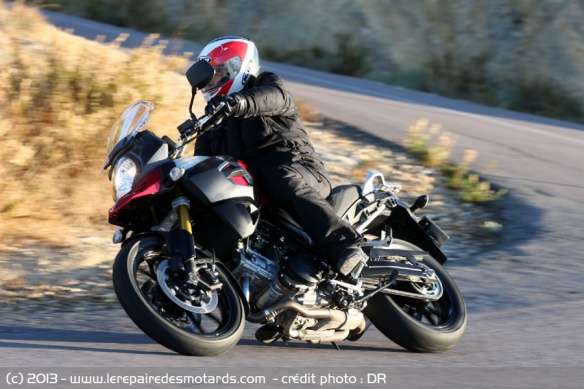 Suzuki DL VStrom 1000 sur petite route