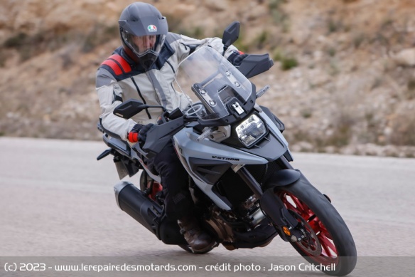 La Suzuki V-Strom 1050 sur route