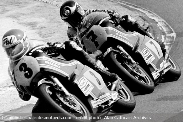 Pat Hennen devant Barry Sheene à Brands Hatch en 1977 sur les Suzuki XR23