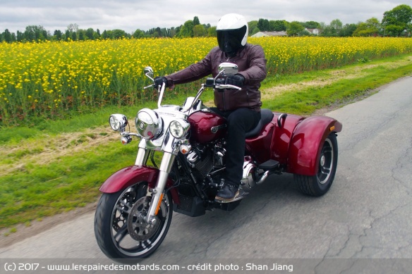 La Harley-Davidson Freewheeler sur route