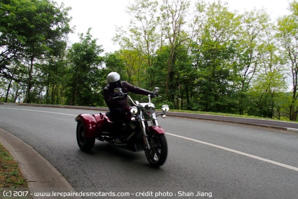 La Harley-Davidson Freewheeler en virage