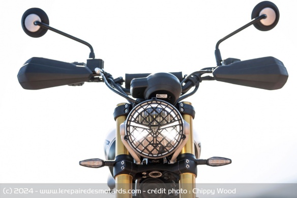 Le phare avant de la Triumph Scrambler 400 X