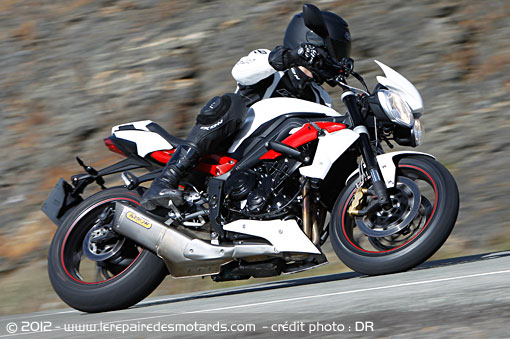 Triumph Street Triple 675 R sur autoroute