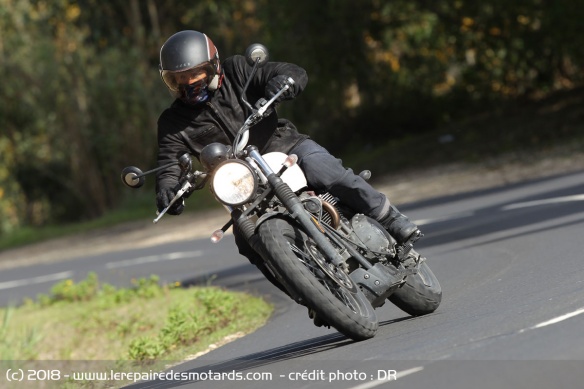 La Street Scrambler en virage