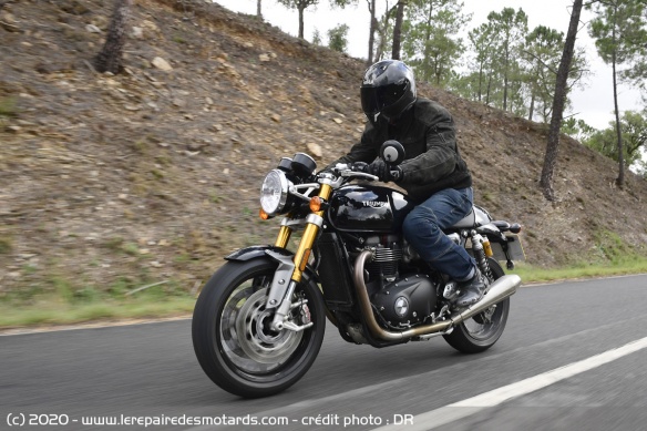 Essai de la Triumph Thruxton 1200 RS sur voie rapide