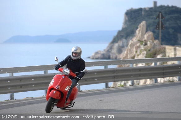 Essai du scooter Vespa GTS 300 HPE sur voie rapide