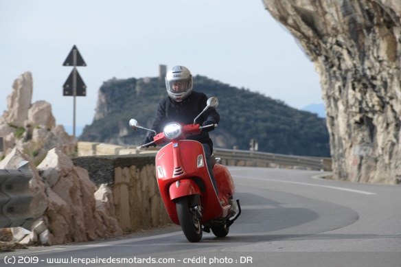 Essai du scooter Vespa GTS 300 HPE sur route