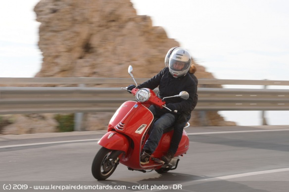 Essai du scooter Vespa GTS 300 HPE sur route