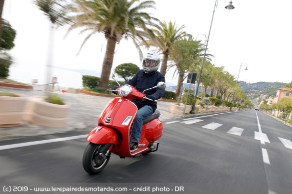 La Vespa GTS 300 HPE en ville