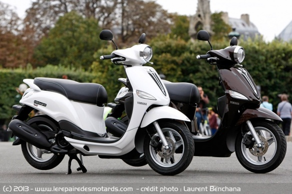 Coloris blanc et bronze Yamaha D'elight 125