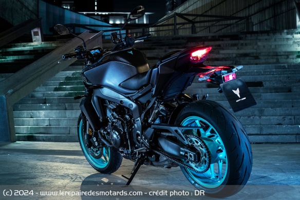 L'ergonomie de la Yamaha MT-09 a été ajustée sur ce millésime 2024