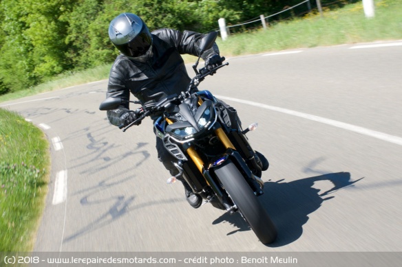 La Yamaha MT-09 SP sur voie rapide