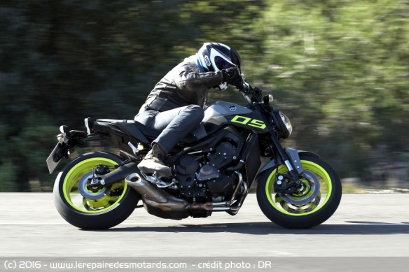 Yamaha MT-09 TCS sur autoroute