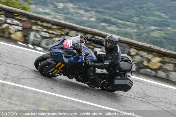 La Yamaha Niken GT en courbe