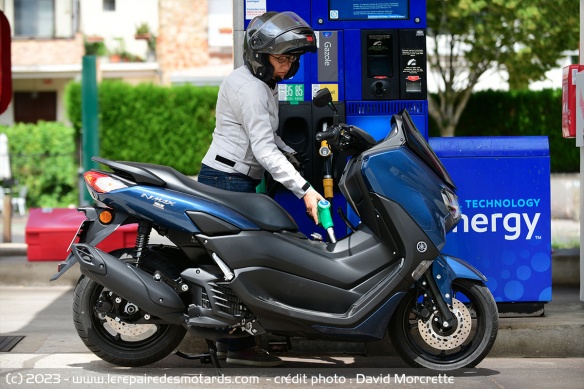 Une conso de l'ordre de 3 litres/100 et un peu plus de 230 km d'autonomie avec le réservoir de 7,1 litres