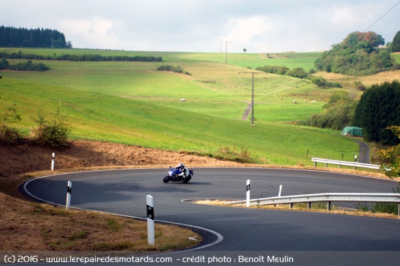  Yamaha YZF-R1 en action dans un pif-paf