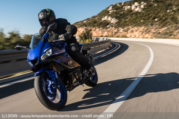 La Yamaha YZF-R3 à haute vitesse