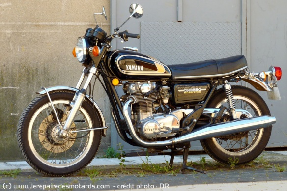 Yamaha 650 XS 1975, 447. Cadre rigidifié, double disques à l'avant, gros silencieux d'échappement (introuvables aujourd'hui !), jantes alu profil H