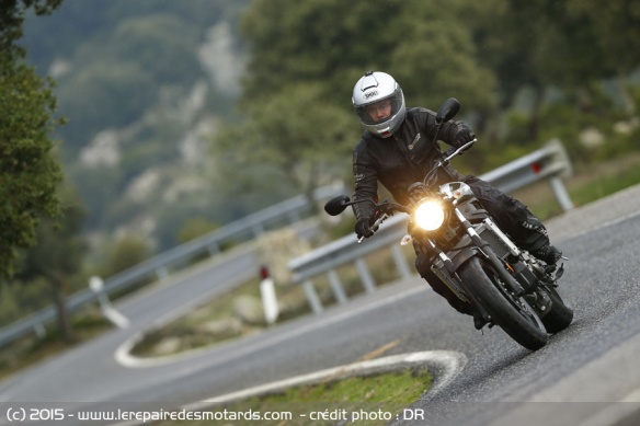 Yamaha XSR700 sur départementale