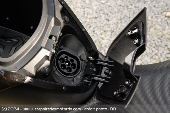 Le connecteur de charge de la Zero Motorcycles SR A2