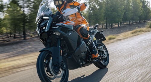 KTM dvoile le trail 1390 Super Adventure S, la variante sans radar et  transmission manuelle de la trs technologique 1390 Super Adventure S EVO 2025 