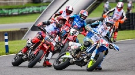 Retour sur le 13e sacre mondial de l'Equipe de France au circuit Carole avec les plus belles photos du Supermoto des Nations 