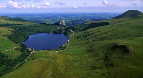 Ce trajet vous fera dcouvrir une partie du parc des volcans d'auvergne. Les vues sont superbes, des arrt sont possibles pour se rafraichir au Lac d'Aydat ainsi qu'au lac Servires tous les 2 d'origine volcanique sans oublier de vous arrter dguster le Saint Nectaire dans le village du mme nom. Enjoy 