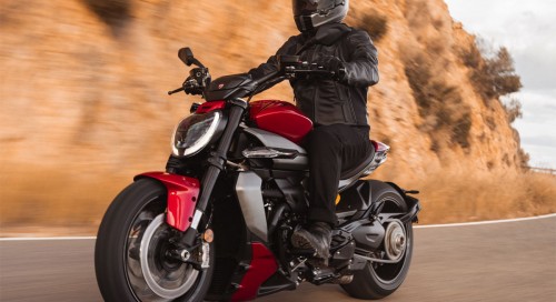 Ducati revisite son power cruiser XDiavel autour du V4 Granturismo de 168 ch et 126 Nm avec un style modernise, des technologies renforces et une partie cycle allge 