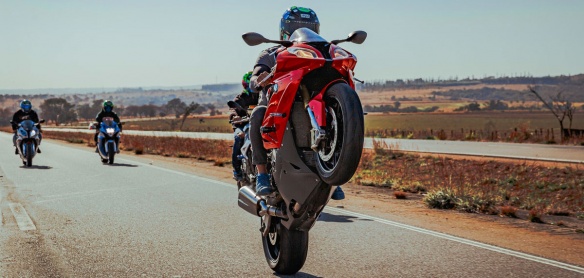 La moto qui était toujours en wheeling (c) photo : Tadeu Gabriel Arci