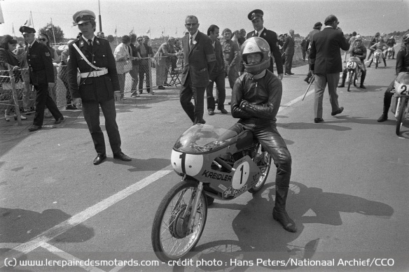 Jan de Vries sur la grille de départ du Dutch TT d'Assen en 1972