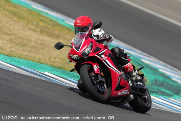 La Honda CBR650R équipée des Battlax S22