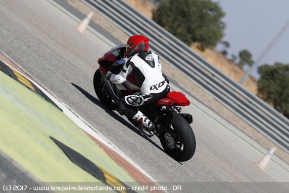 Essai du Bridgestone R11 sur la MV Agusta F3