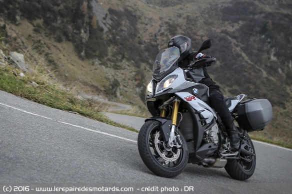 Test grip du pneu Metzeler Roadtec 01 sur petite route de montagne