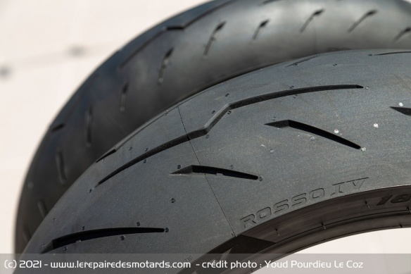 Le dessin des pneus est toujours agressif avec ses 'flash' cractéristiques