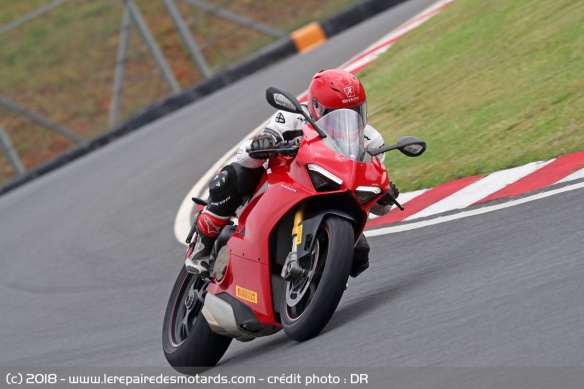 Essai du dernier Pirelli avec la Ducati Panigale V4