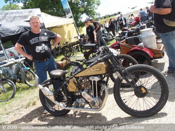 Coupes Moto Légendes : portrait de Robin Lequesne devant sa Ravat-JAP unique