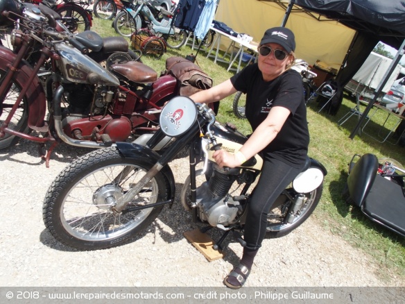 Coupes Moto Légendes : portrait de Sylvie Lequesne sur sa Motobecane