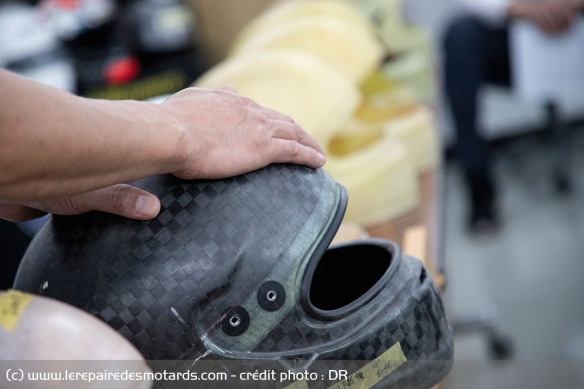 La rondeur de la coque, la fameuse R75, est au coeur de la sécurité des casques Arai