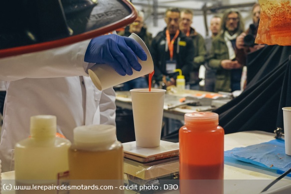 La confection du D3O repose sur une base colorée, un précusrseur de mousse de PU et une cuisson lente